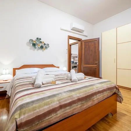 Ghirlandinafavoloso In Pieno Centro Modena